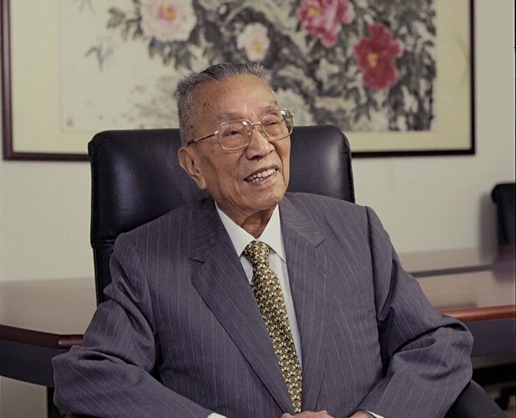 至樂樓主人何耀光，2002年攝於福利建築公司。