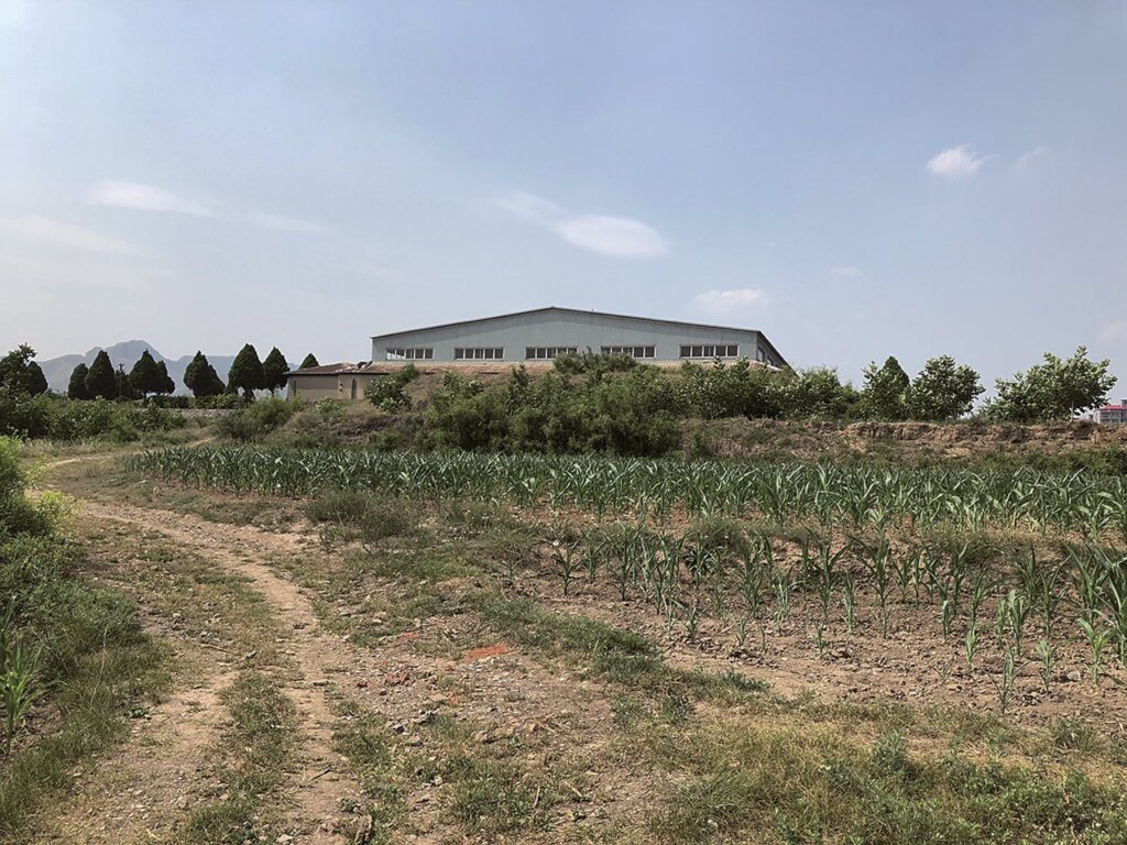 定窯遺址展館(圖中建築物)周邊一景,定窯遺址在被列為中國重點文物保護單位後有專人巡視看管。