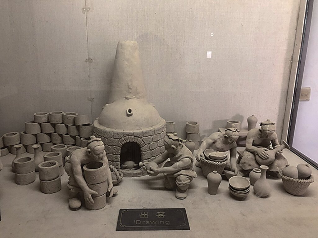 泥塑模擬宋代製瓷「出窯」情況。