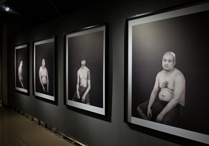 「北京國際攝影藝術雙年展：混合的公共與私密性」二樓展區一景。（汪正翔提供）