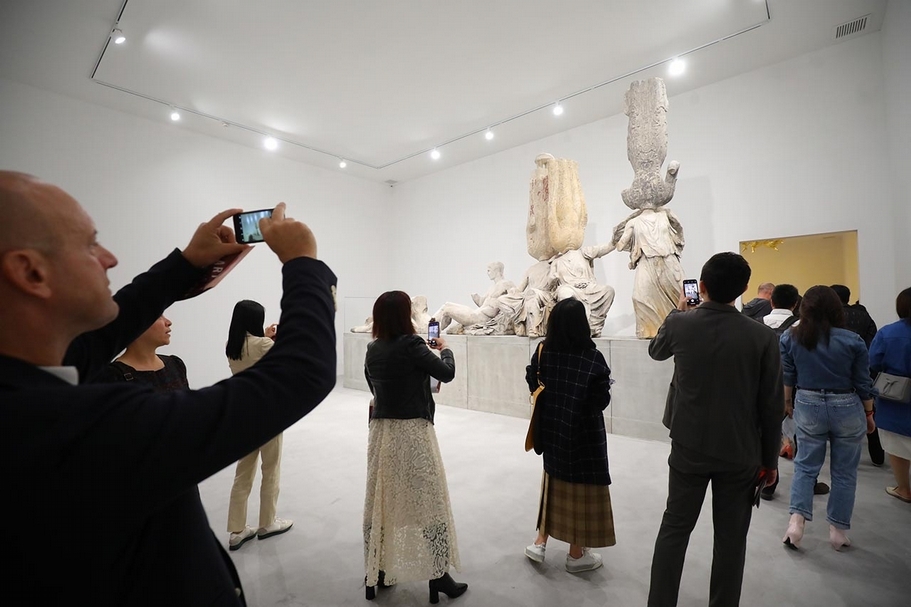 徐震®的「永生系列」作品，嫁接東方與西方的經典雕塑。（余德耀美術館提供）