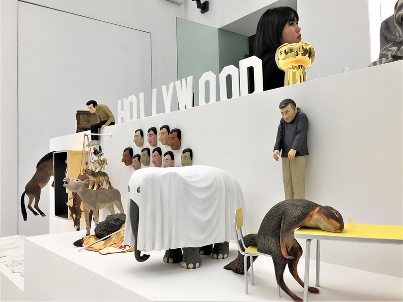 「卡特蘭製造」的展間，其中展出15件莫瑞吉奧．卡特蘭（Maurizio Cattelan）代表作的複製縮小版，展於禮品店櫃檯上，讓觀者都想帶回家。（攝影／林亞偉）