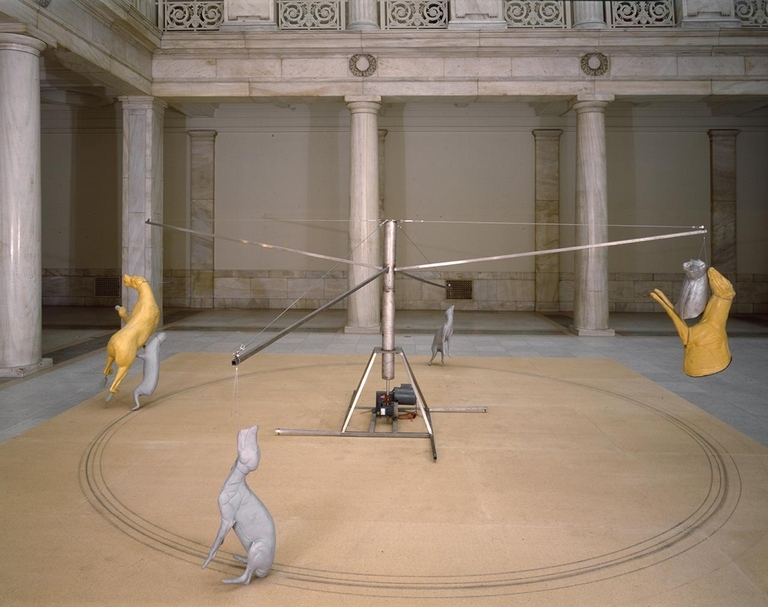 布魯斯．諾曼（Bruce Nauman）《旋轉木馬》（Carousel），不鏽鋼，尺寸依場地而定，1988。（© MoMA）