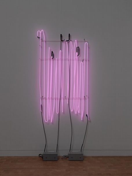 布魯斯．諾曼（Bruce Nauman）《將我的姓垂直放大14倍》（My Last Name Exaggerated Fourteen Times Vertically），霓虹燈管、電線與玻璃管，尺寸依場地而定，1967。（© MoMA）