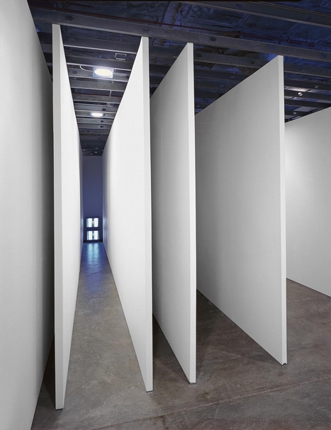 布魯斯．諾曼（Bruce Nauman）《走廊》（Corridor），裝置，尺寸依場地而定，1970。（© MoMA）