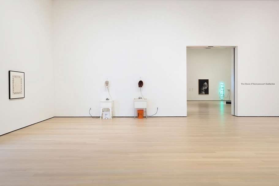 「布魯斯．諾曼：無形之術」（Bruce Nauman: Disappearing Acts）回顧展現場一景。（© MoMA）