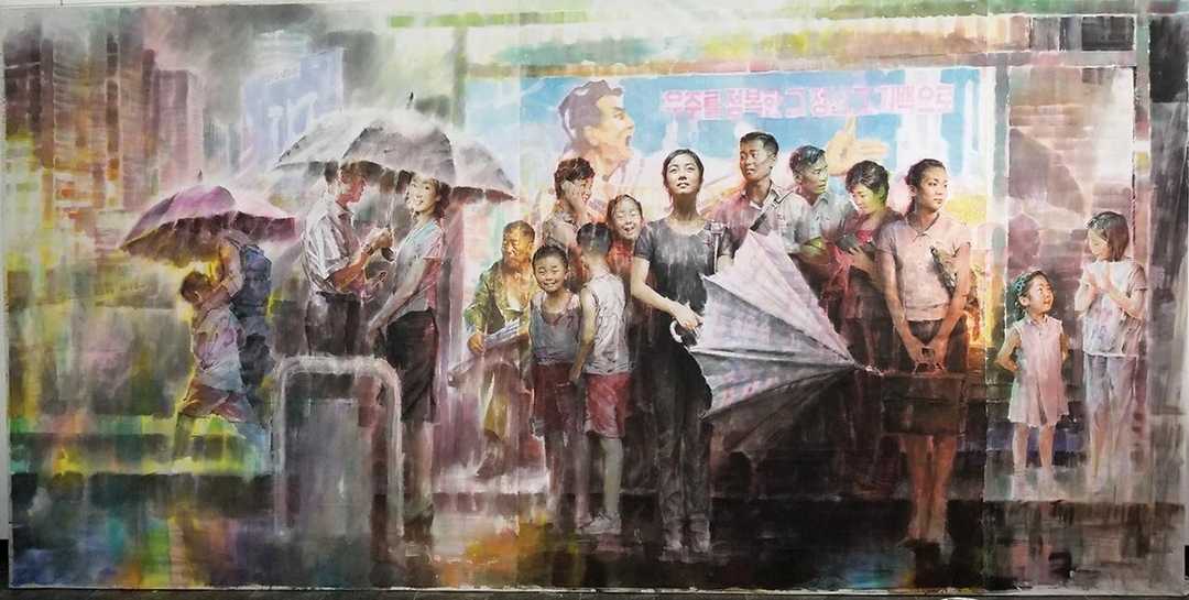 2018光州雙年展「想像的疆界」子展覽「北韓美術:社會主義寫實主義的悖論」展作品,Kim In Sok, Rain Shower at the Bus Stop, 2018, Chosonhwa, 217x433cm. Photo credit: Gwangju Biennale