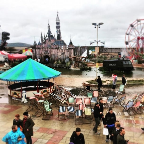 班克西(Banksy)曾改建廢置的濱海遊樂園 Dismaland。(© Florent Darrault)