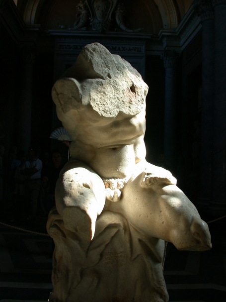 現藏於梵蒂岡博物館的《貝維德雷軀幹像》（Belvedere Torso）。據傳為古希臘雕塑家阿波羅尼奧斯（Apollonios）所作。（© 維基百科）