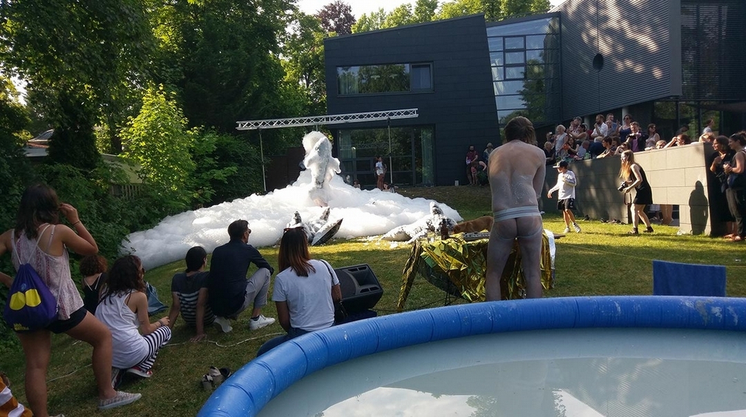 冰島大使館在今年夏季舉辦了戶外派對,現場有表演、展覽,從早到晚吸引了非常多專業人士,也讓冰島藝術家有很好的曝光機會。(吳權倫提供)