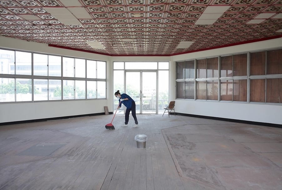 李欣芫《清潔行動（循跡者）》，現成物、現場行為，不定時持續發生，2018。（現場工作室提供）