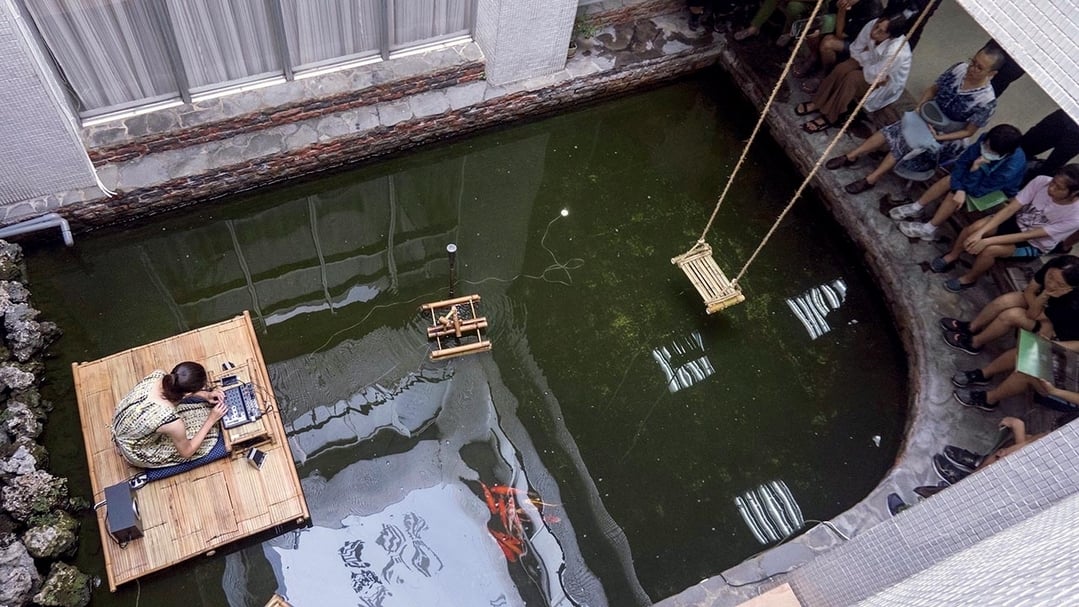 李欣芫《一池水、一群鯉魚、敲》，竹管裝置、雷射切割、聲音、現場行為，2018。（現場工作室提供）