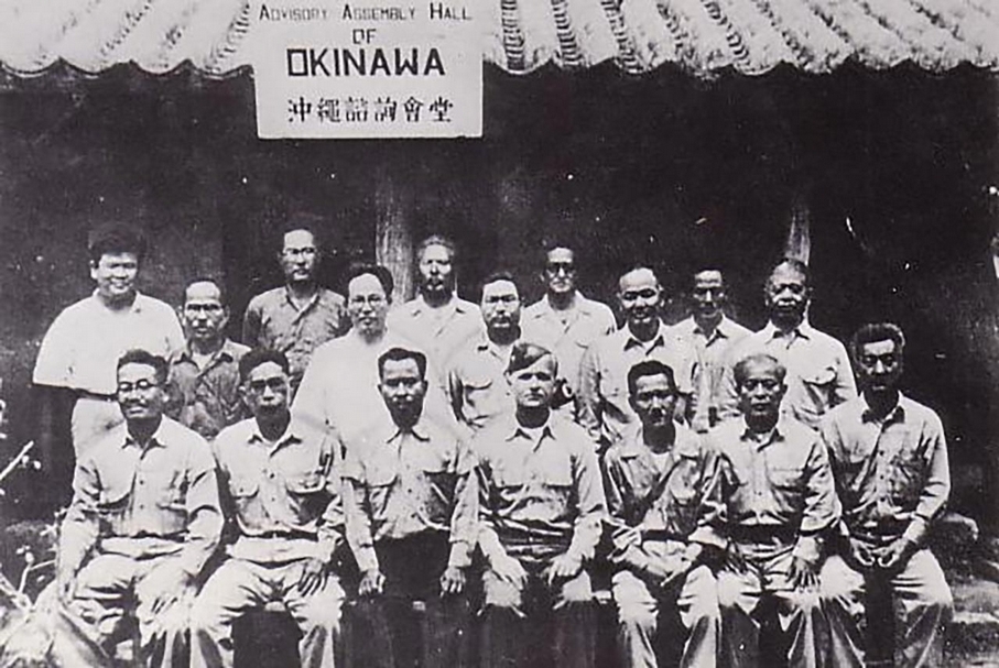 美軍設立沖繩諮詢會（Okinawa Advisory Council）。（© 那覇出版社「0 からの時代」）
