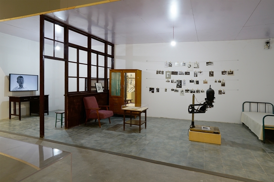 泰康空間的「家中的攝影班：星期五沙龍1977-1980」展覽現場，策展人重現了當時星期五沙龍創作和學習的北京電影廠職工宿舍的內景。（泰康空間提供）