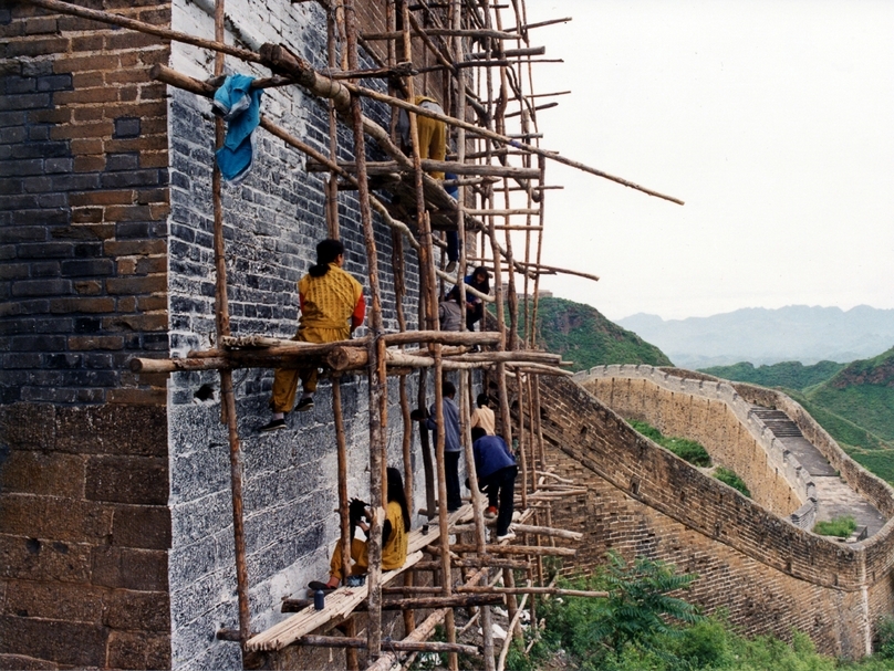 1991年徐冰組織團隊在北京金山嶺長城拓印城牆，開始創作他的重要作品作品《鬼打牆》，這也許是世界上最大的版畫。（卞卡提供）
