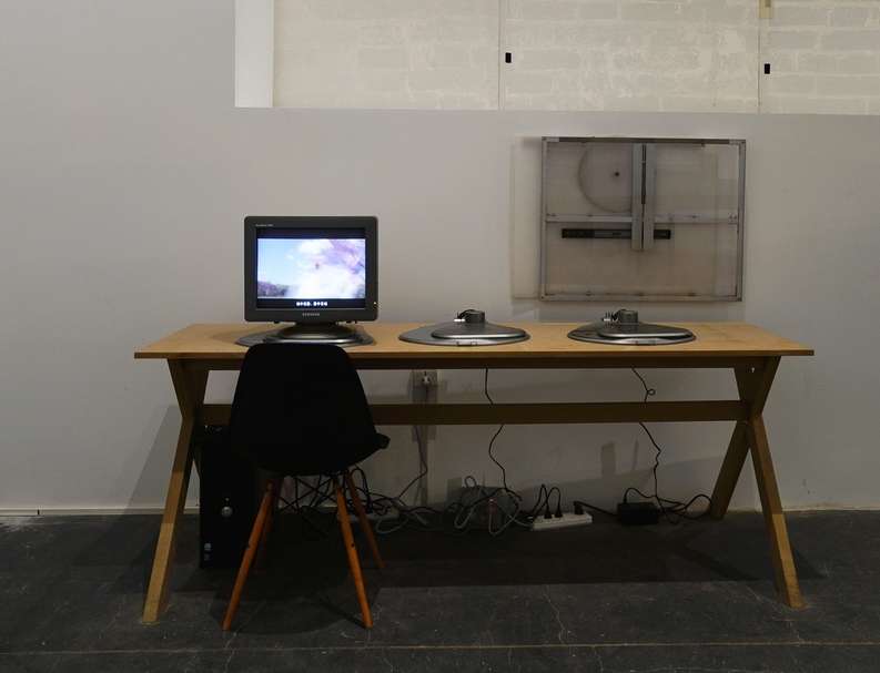 徐冰在2003年的作品《緩動電腦台》在展覽現場，也可以說這是一個產品，曾申請「三徐」品牌專利，這裡集合了東方式的巧思、科技崇拜和商業思維。（卞卡提供）