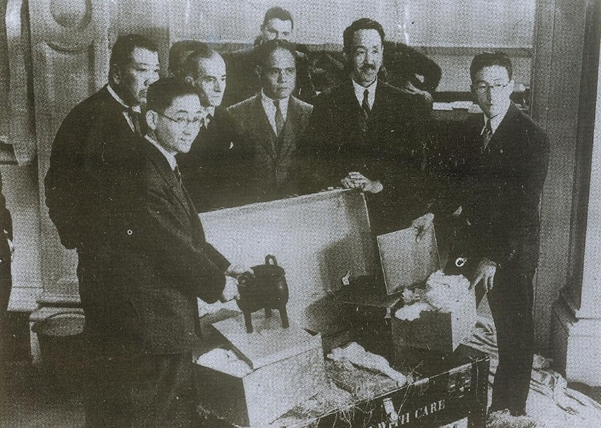 1935年英國倫敦「中國藝術國際展覽會」(International Exhibition of Chinese Art)開箱合影,左前為故宮時任莊尚嚴科長、右前為傅振倫幹事。(本刊資料室)
