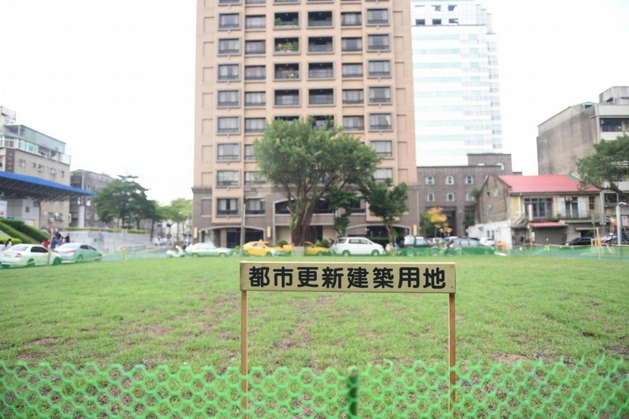 雙連捷運站附近，日式老宿舍被拆除，變成了都市更新用地。（攝影／蕭文杰）