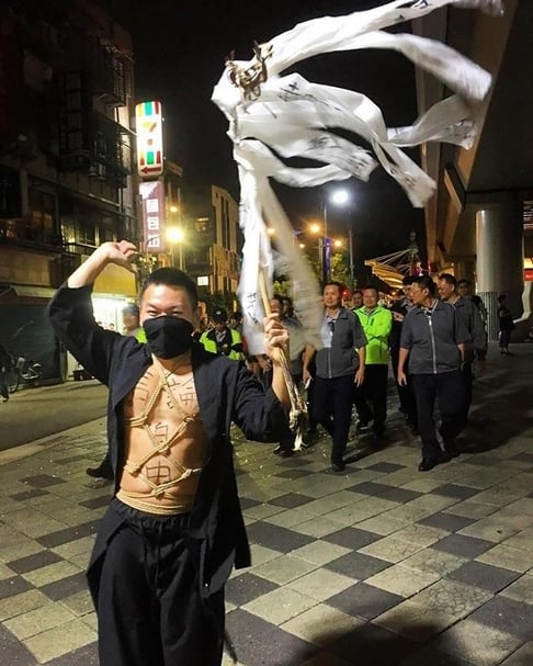 林怡君表示，大隊人民保姆為陪同我們完成中山北路走七遍的壯舉，共襄盛舉參與「白恐之夜空間戒嚴」藝術行動。（圖片取自林怡君臉書）