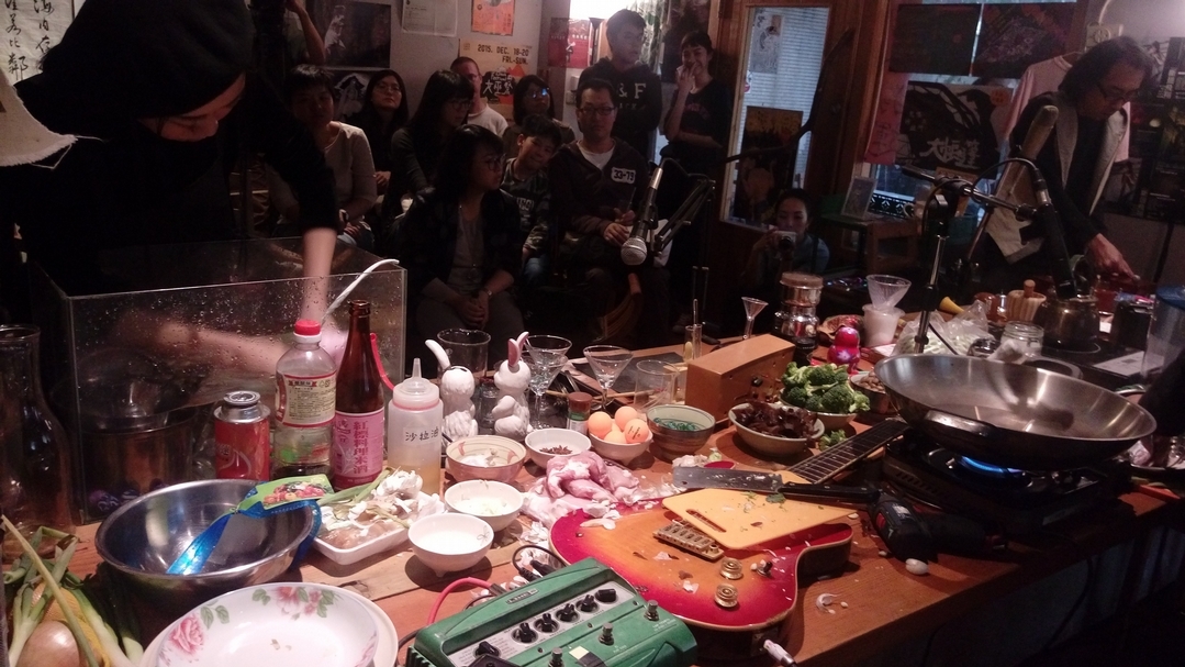 再拒劇團「聲音在場-之-待客實驗」。半路承接的活動不多，自己覺得有趣是首要之務。（半路咖啡提供）