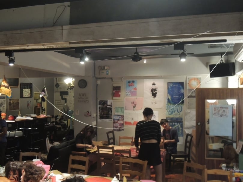 在定期的電影放映活動上，延申出「4D電影院特別放映」，製作搭配電影情節的各種機關。（半路咖啡提供）