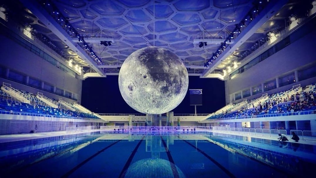 科技特展「The Enigmatic Museum」中，傑拉姆（Luke Jerram）《月之博物館》（Museum of the moon）。 （台北國際藝術博覽會提供）