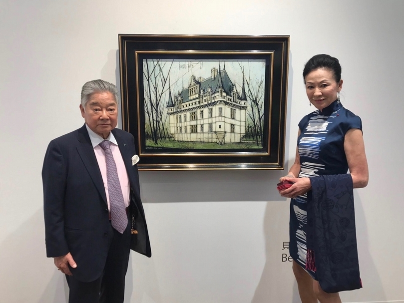社長長谷川德七與副社長長谷川智惠子與巴黎畫派藝術家貝爾納 ‧ 畢費（Bernard Buffet作品合影。（本刊資料室）