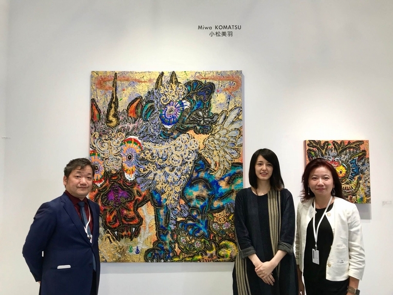 左起：白石畫廊社長白石幸榮、藝術家小松美羽與畫廊總監蘇芸加，於作品《世代相傳於滿月之日》前合影。（本刊資料室）