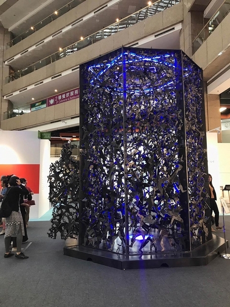 台灣藝術家劉柏村的巨型鐵雕作品《八方維度之金剛造像》。（本刊資料室）