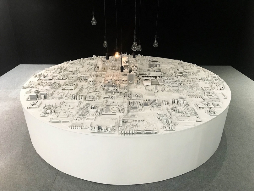 黃贊倫《競技場 Arena》，電腦零件、樹脂、Arduino程式自動控制、燈泡，Ø240cm，2017。（本刊資料室）