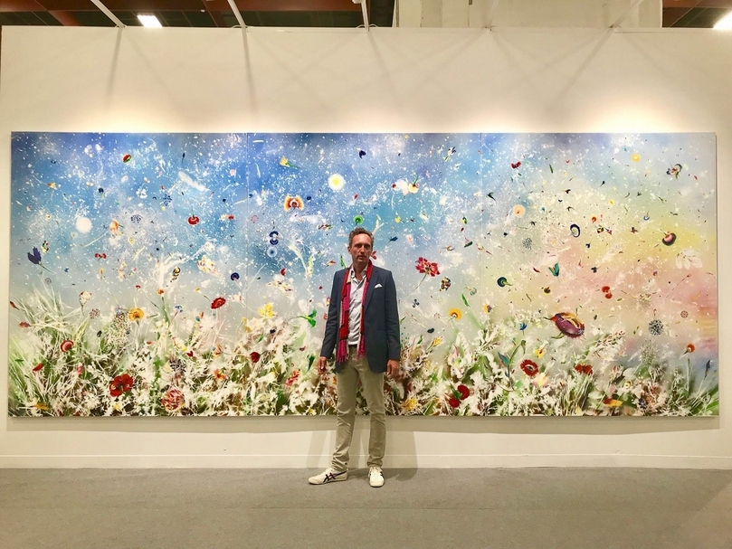 藝術家西瑞．菲茲（Thierry Feuz）與作品《Silent Winds Panorama》合影。（本刊資料室）