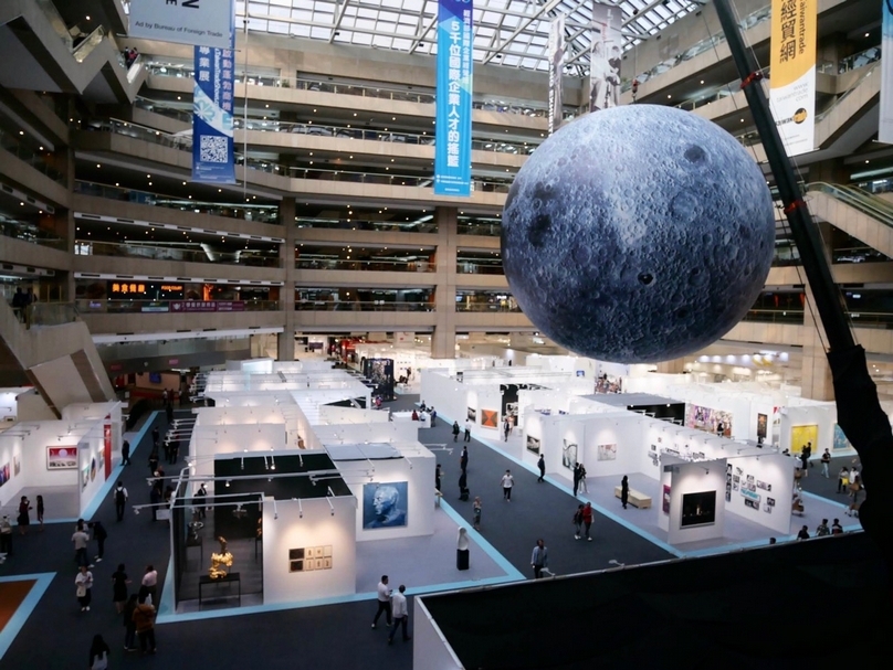 英國藝術家傑拉姆（Luke Jerram）大型裝置作品《月之博物館》（Museum of the moon）。（本刊資料室）