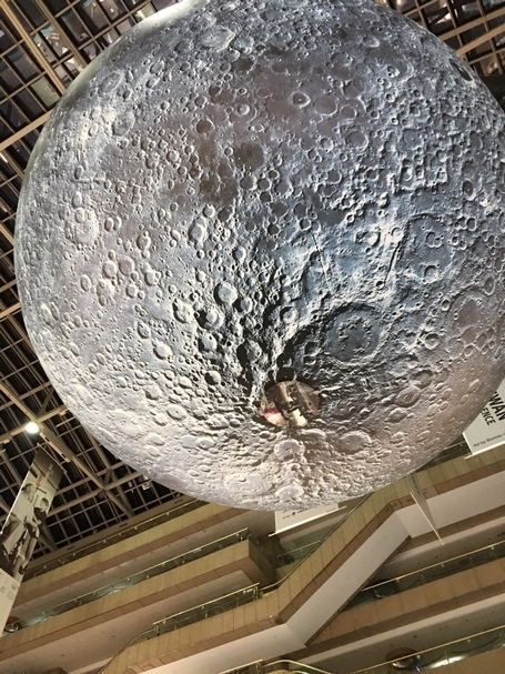 英國藝術家傑拉姆（Luke Jerram）大型裝置作品《月之博物館》（Museum of the moon）。（本刊資料室）