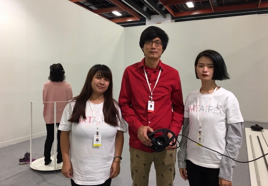 藝術家陶亞倫與VR展場小組於穿戴作品，《超真實 No.2》（Hyperreality No.2）和《超真實 No.3》（Hyperreality No.3）合影。（本刊資料室）