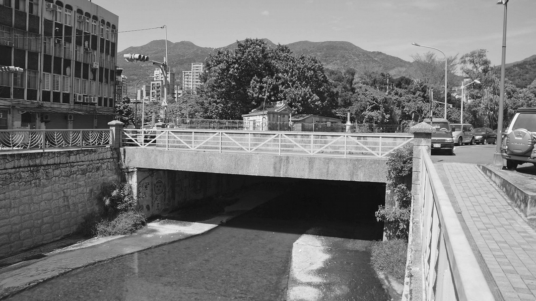 基礎建設、寺廟與被遮蔽的河流共存的現代社會典型街景。（攝影／徐文瑞）