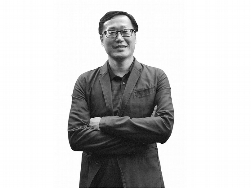 李育霖，國立中興大學台灣文學與跨國文化研究所特聘教授，近年所著中文專書包括《翻譯閾境—主體、倫理、美學》（2009）、《擬造新地球》（2015）等，編有《賽伯格與後人類主義》（合編，2013）、《帝國在臺灣》（合編，2015）等，並翻譯《德勒茲論文學》（2006）、《德勒茲論音樂、繪畫與藝術》（合譯，2016）等書。