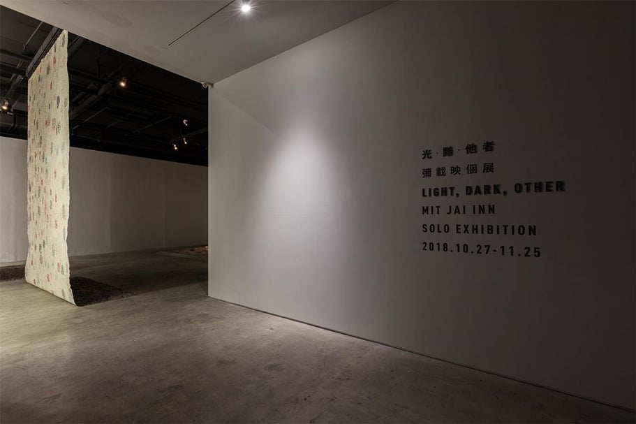 彌載映（Mit Jai Inn）個展「光．黯．他者」展場入口。（TKG+提供）