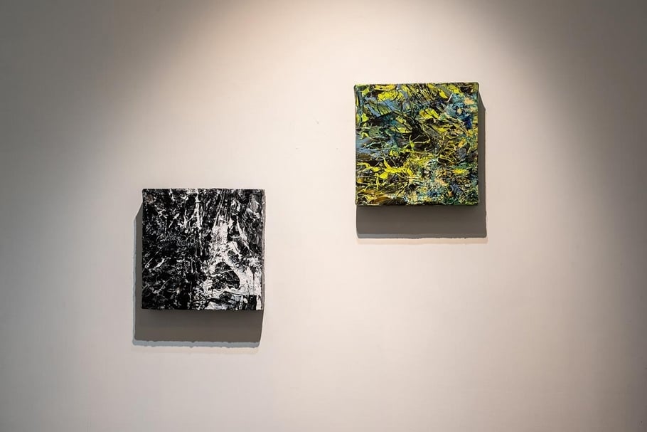 左起為作品《入》、「潛流》於「穿梭之間 ─ 薛保瑕個展」現場。（藝術家與耿畫廊提供）
