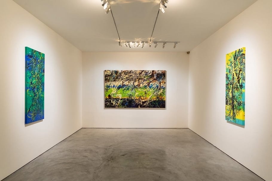 左起為作品《貫》、《移地再生》與《立點》於「穿梭之間 ─ 薛保瑕個展」現場。（藝術家與耿畫廊提供）