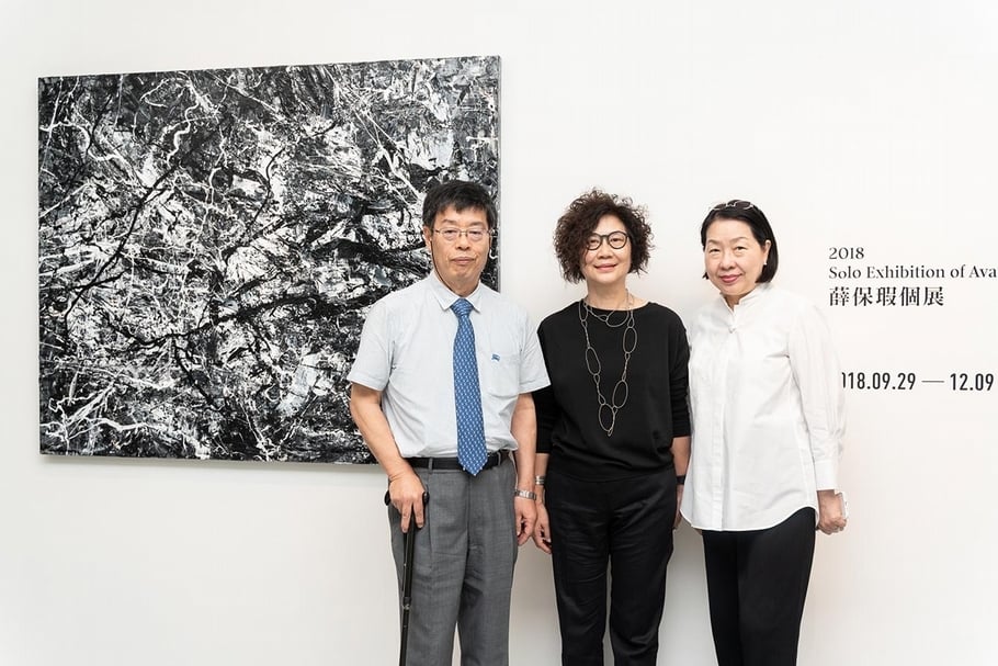 左起：藝評家千葉成夫（Shigeo Chiba）、藝術家薛保瑕與耿畫廊負責人耿桂英。（藝術家與耿畫廊提供）