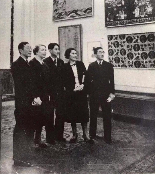 1940年「中國藝術展覽會」歷史照片，故宮博物院代表勵乃驥（左一）與傅振倫（右一）。（北京：學苑出版社《傅振倫文錄類選》，1994年。）