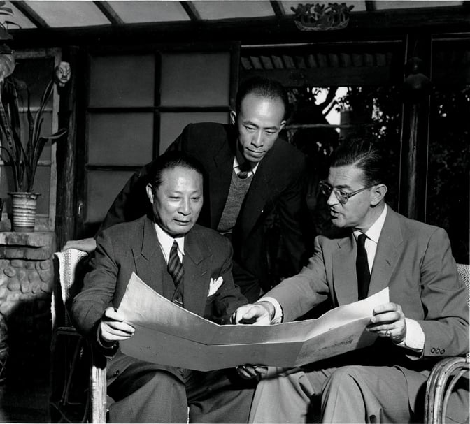 楊英風（中）、藍蔭鼎（左）與友人合照。（宜蘭美術館提供）