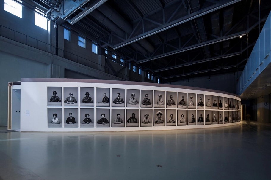 亞歷山大．阿波斯托爾（Alexander Apostol）《劇中人》（Dramatis Personae），數位攝影裝置，2017-2018。（© 上海雙年展）