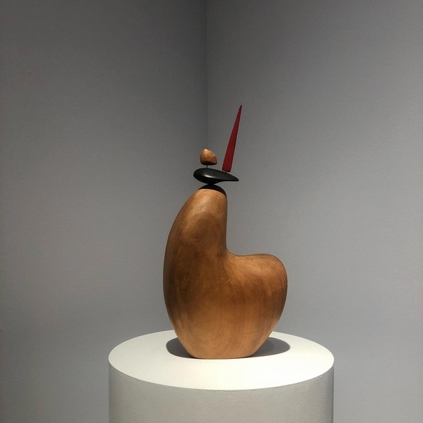 亞歷山大．考爾德（Alexander Calder）1843年的雕塑《母雞》（Hen），，18.75x9x4in（47.6x22.8x10.6cm），與藝術家的會標「CA」簽名，拍前估價5至7百萬，今晚成交額：840萬美元。（攝影／ 張馥）