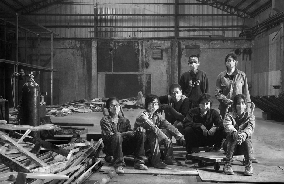 陳界仁2012年的《幸福大廈》拍攝後工作人員合照。（攝影／陳介一 ，陳界仁工作室提供）
