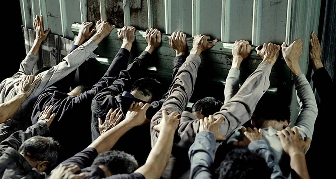 陳界仁《軍法局》單頻道錄影裝置、35mm轉DVD（彩色有聲，循環放映），2010。（陳界仁工作室提供）