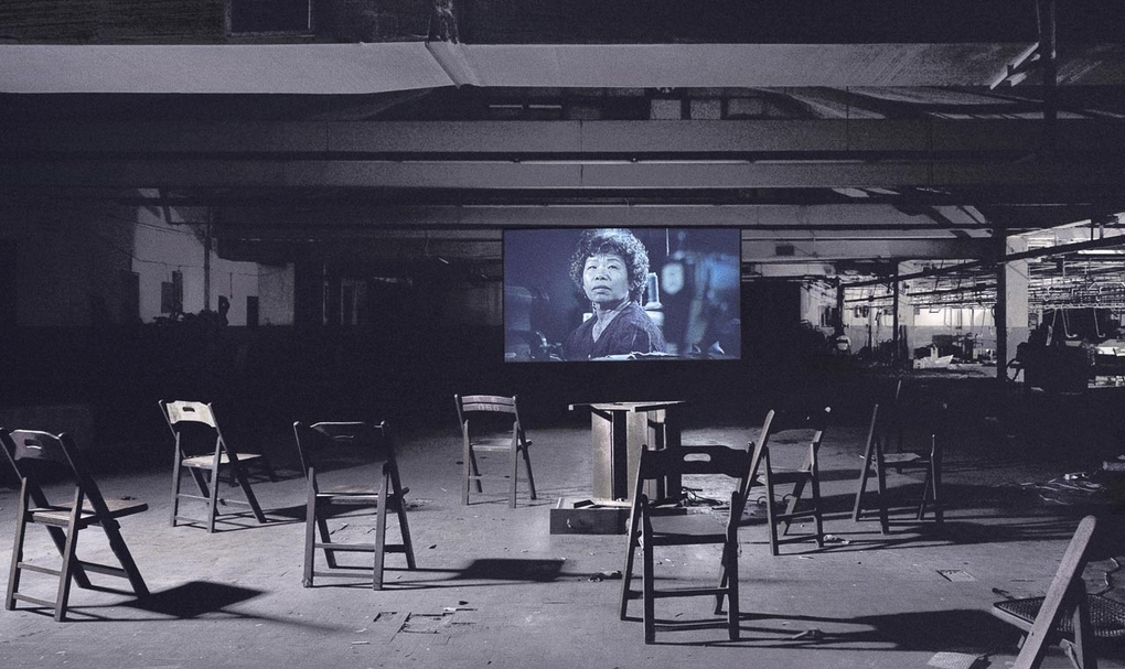 陳界仁《加工廠》放映儀式於聯福製衣廠，2003。（陳界仁工作室提供）