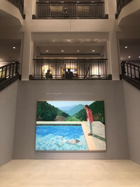 大衛.霍克尼(David Hockney)《藝術家肖像(泳池與兩個人像)》( Portrait of an Artist (Pool with Two Figures))呈現於佳士得拍賣廳。(攝影/張馥)