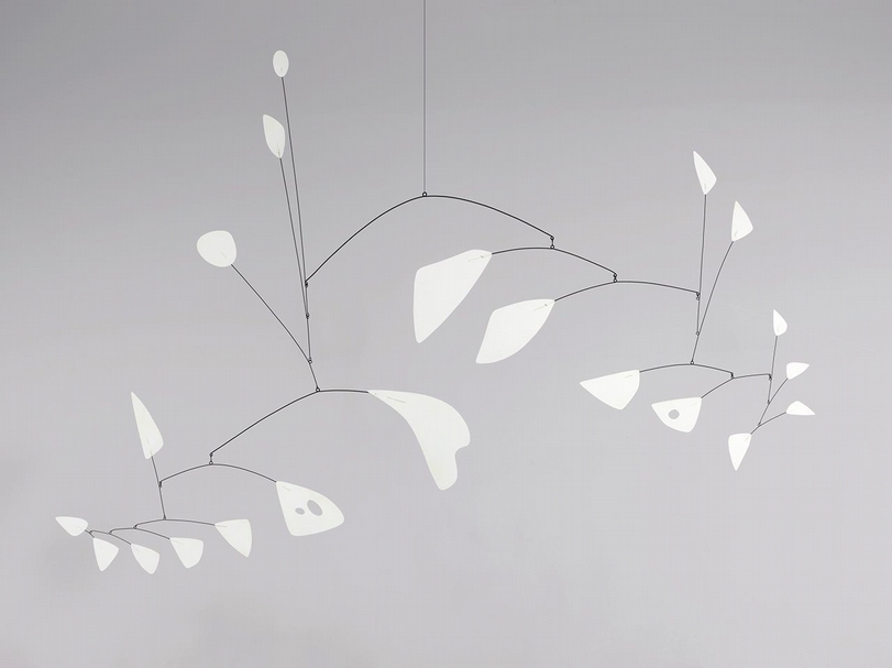 亞歷山大.考爾德(Alexander Calder)的《21張白紙》(21 Feuilles Blanches),59x80 1/2 x 35in.(149.9 x 204.5 x 88.9cm),1953,拍前估價:5至8百萬,今晚成交額:1千795萬美元。( 佳士得提供)