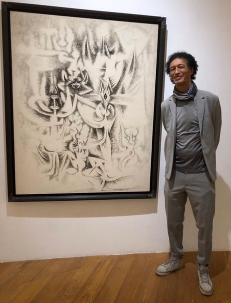 林飛龍的長子林王明與作品林飛龍《變化》。（攝影／簡秀枝）